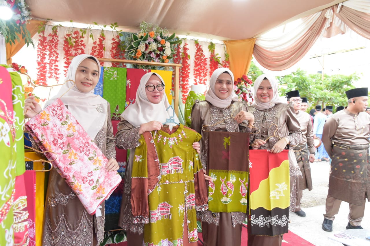 MTQ Bukit Batu, Ketua TP-PKK Apresiasi Stand Bazar yang Kreatif dan Inovatif