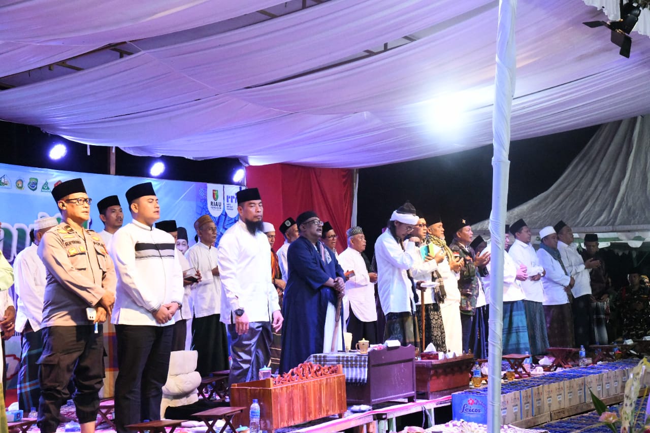 Harap Keberkahan untuk Negeri, Ribuan Masyarakat dan Santri Antusias Ikuti Grand Maulid HSN 2025